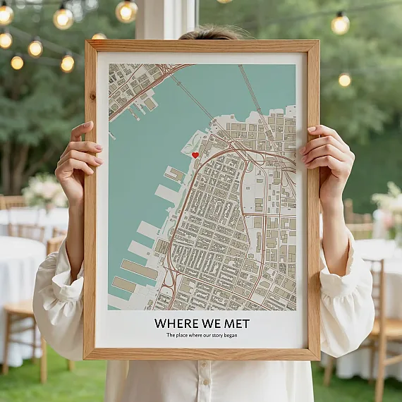 Plakat z mapą miejsca pierwszego spotkania pary i czerwonym sercem na mapie.