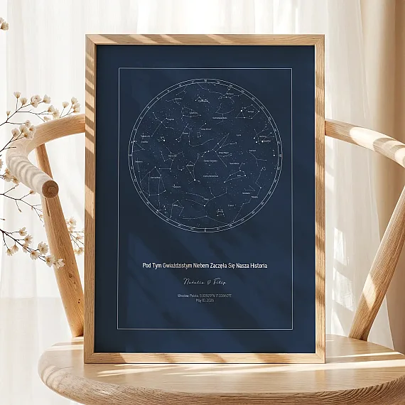 Personalizowana Mapa Gwiazd na granatowym plakacie w drewnianej ramie, przedstawiająca układ konstelacji z wybranej daty i miejsca.