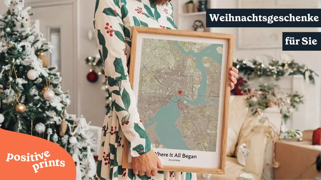 Weihnachtsgeschenke für Sie Frau mit Stadtkarte Where It All Began vor Weihnachtsbaum Geschenke Positive Prints Logo